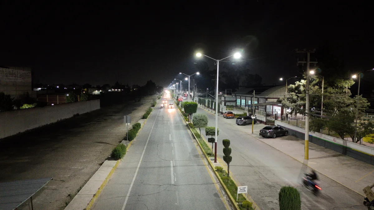 Vialidad iluminada de noche