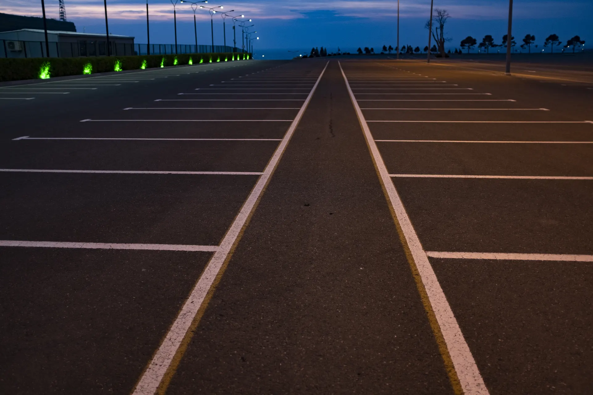 Estacionamiento al atardecer