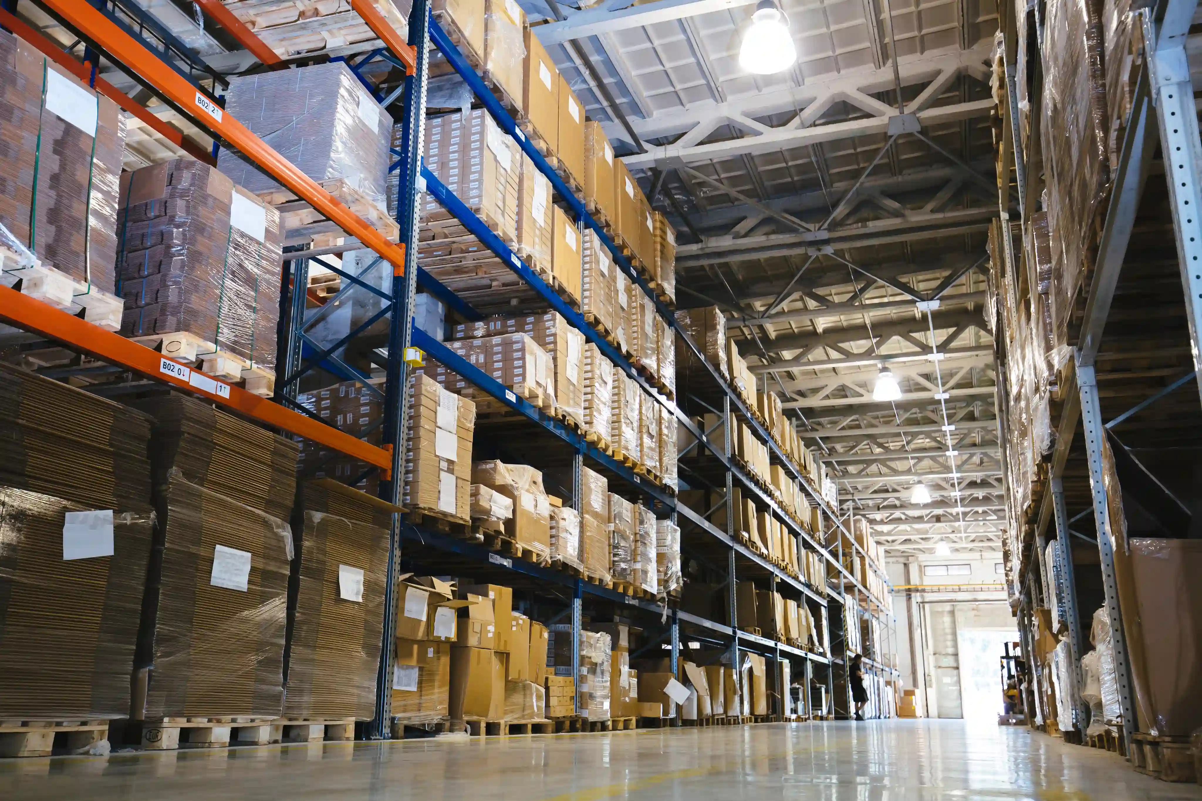 Interior de bodega industrial con racks de almacenamiento