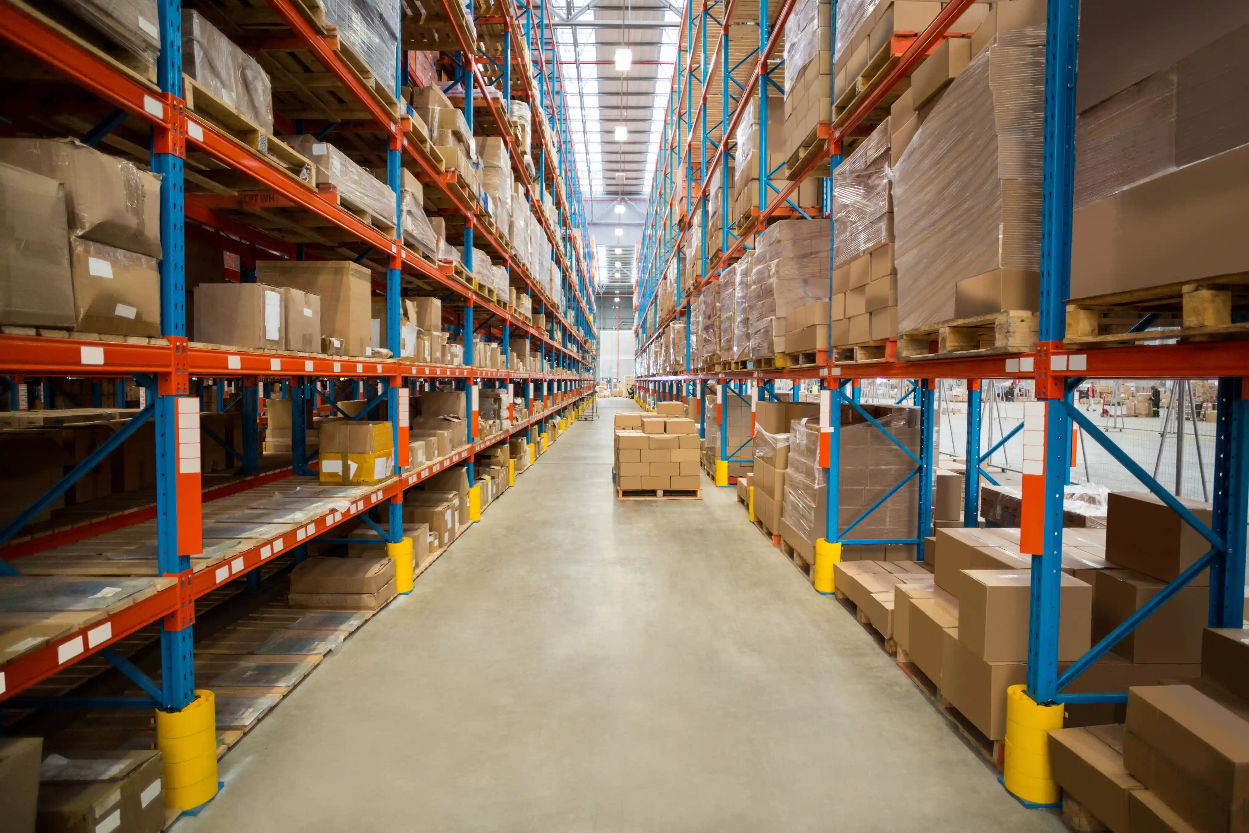 Interior de bodega industrial con racks