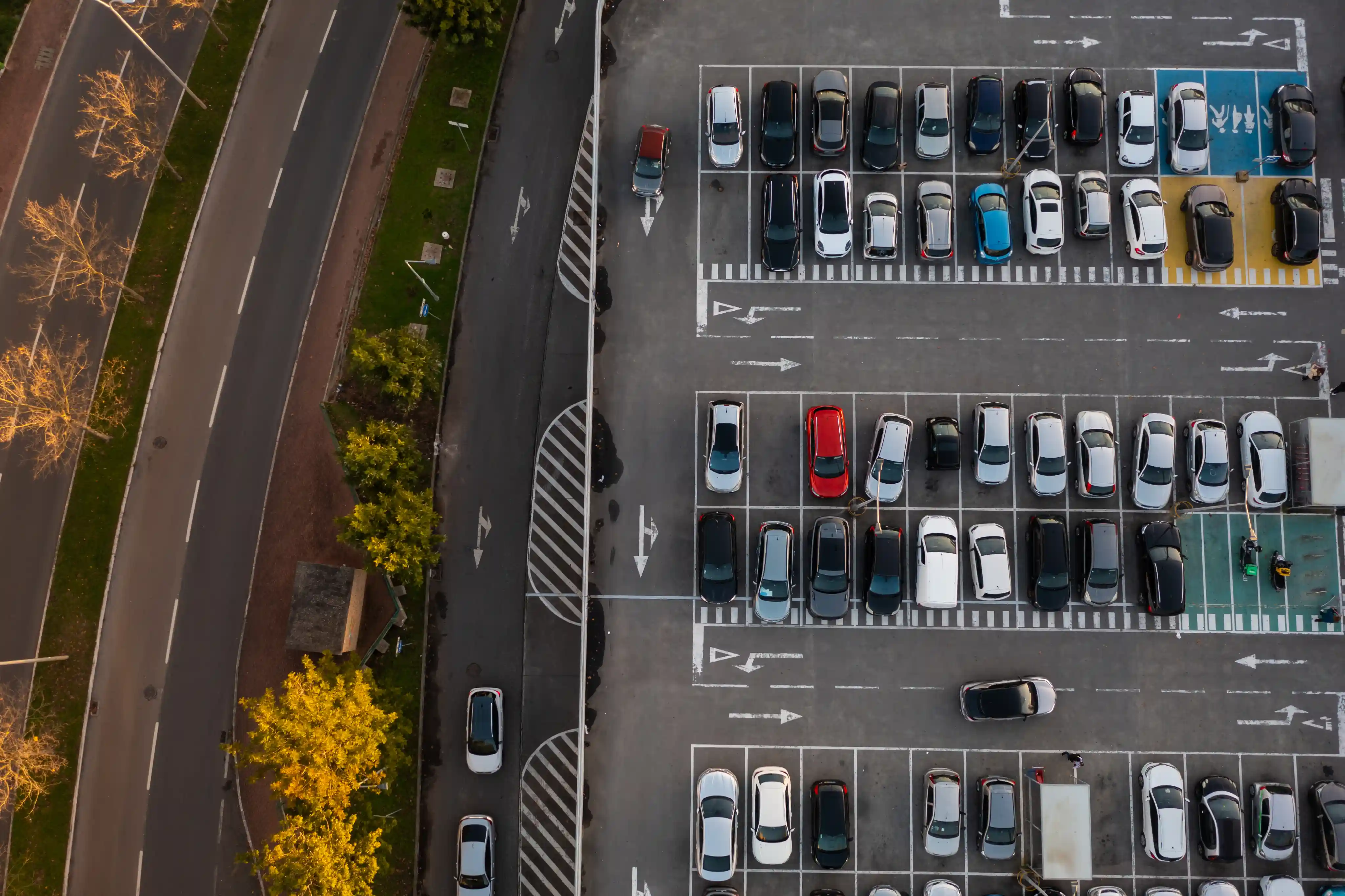 Áreas perimetrales y estacionamientos