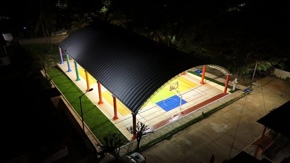 Canchas techadas y espacios cubiertos