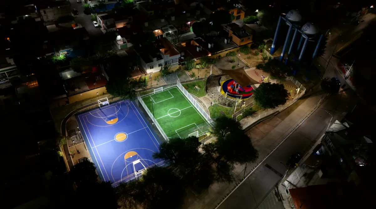 Plaza pública vista aérea iluminada de noche
