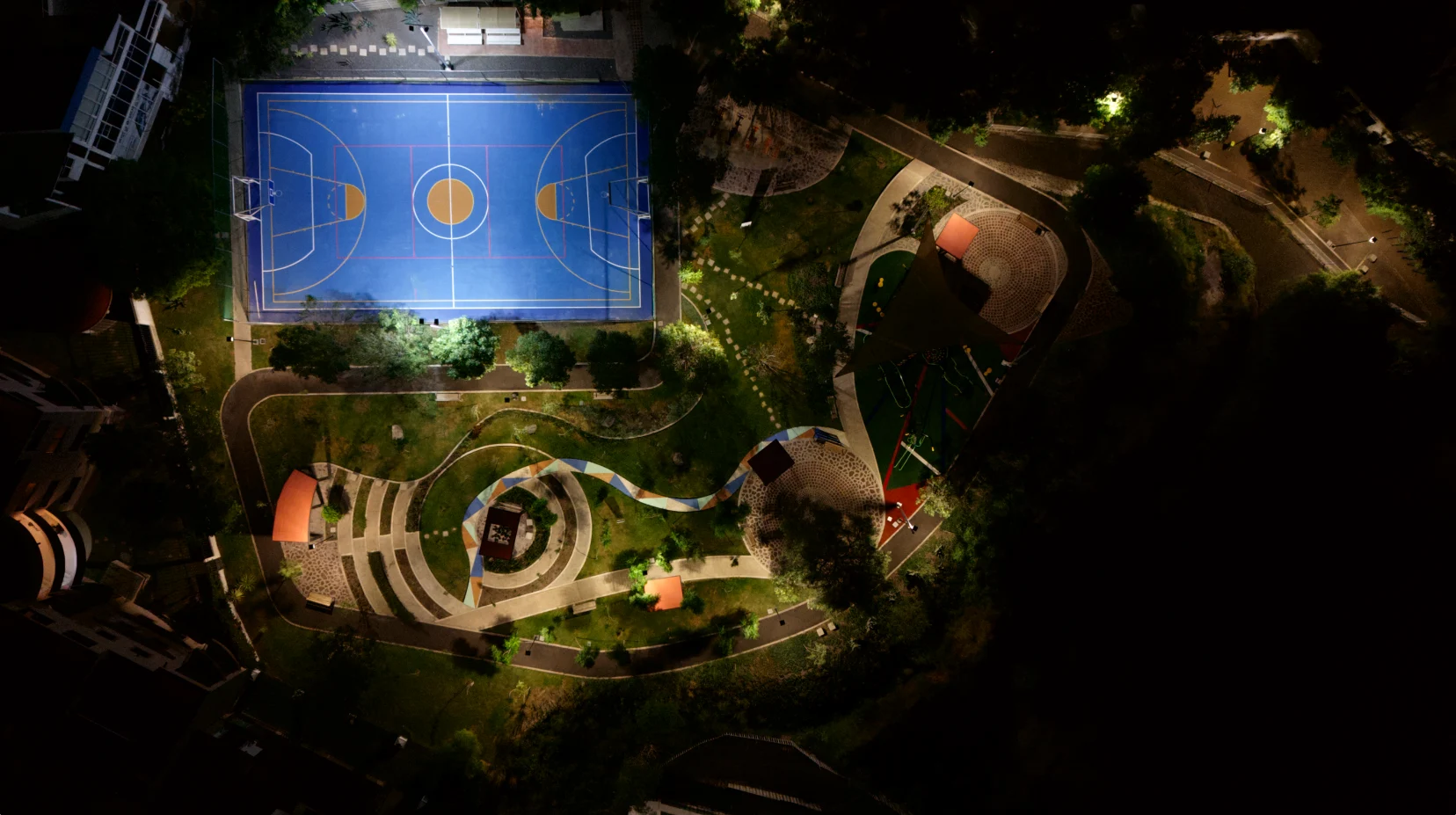 Plaza pública iluminada de noche