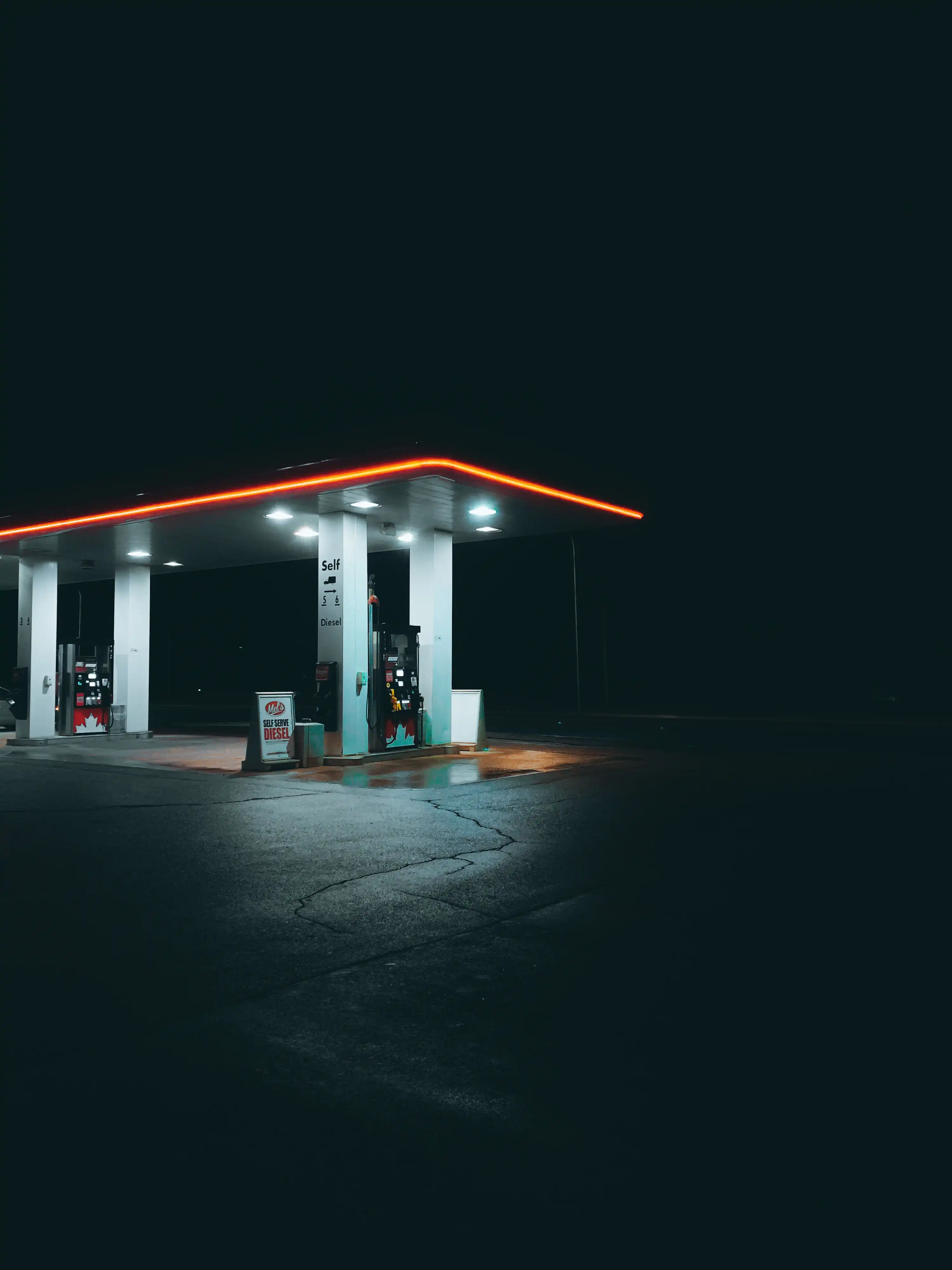Gasolinera iluminada de noche