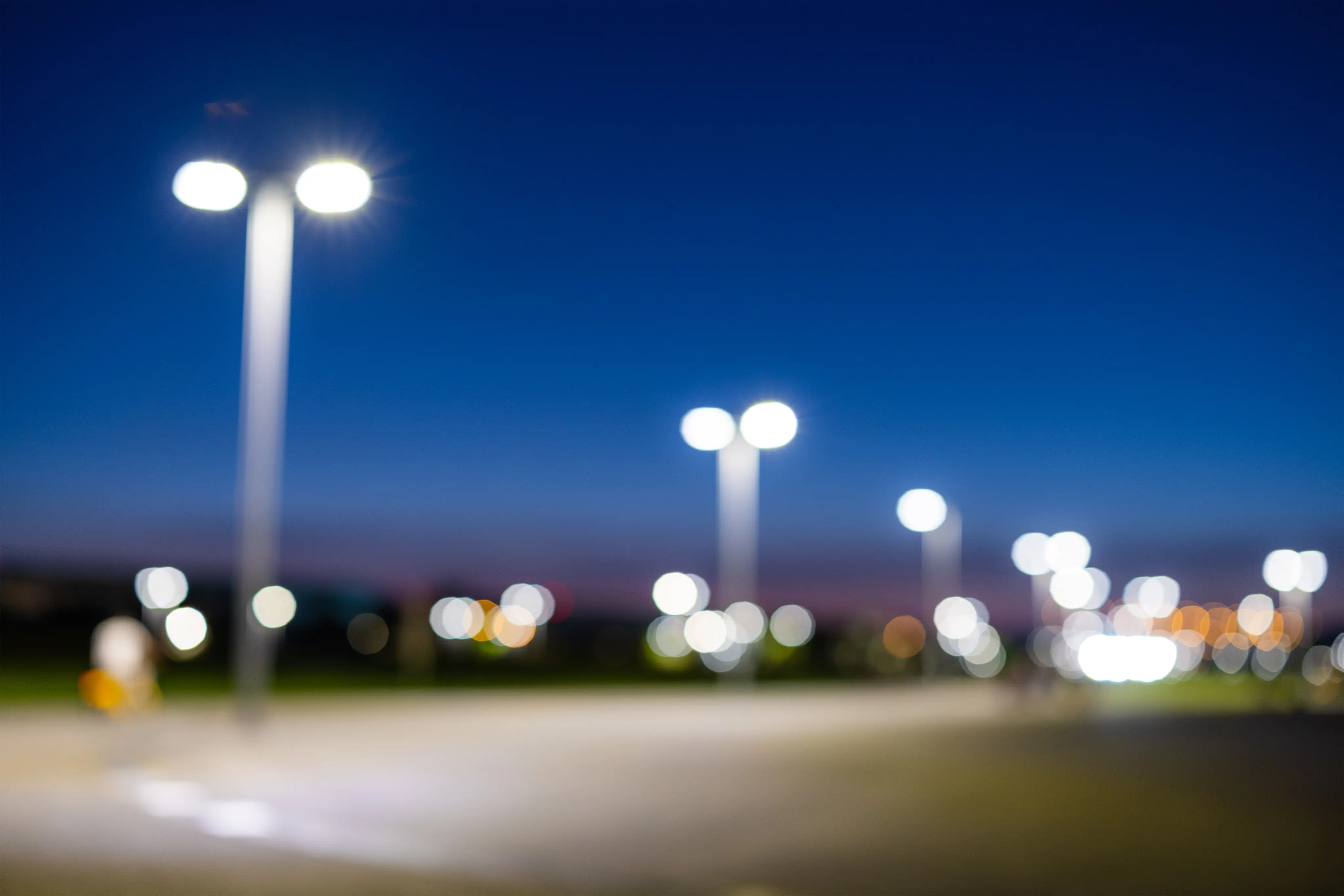 Imagen calle iluminada con luminarias solares LED Bálder